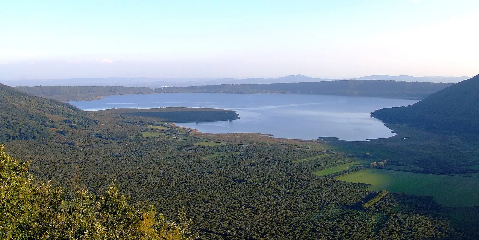 Panorama del lago di Vico, nel Viterbese