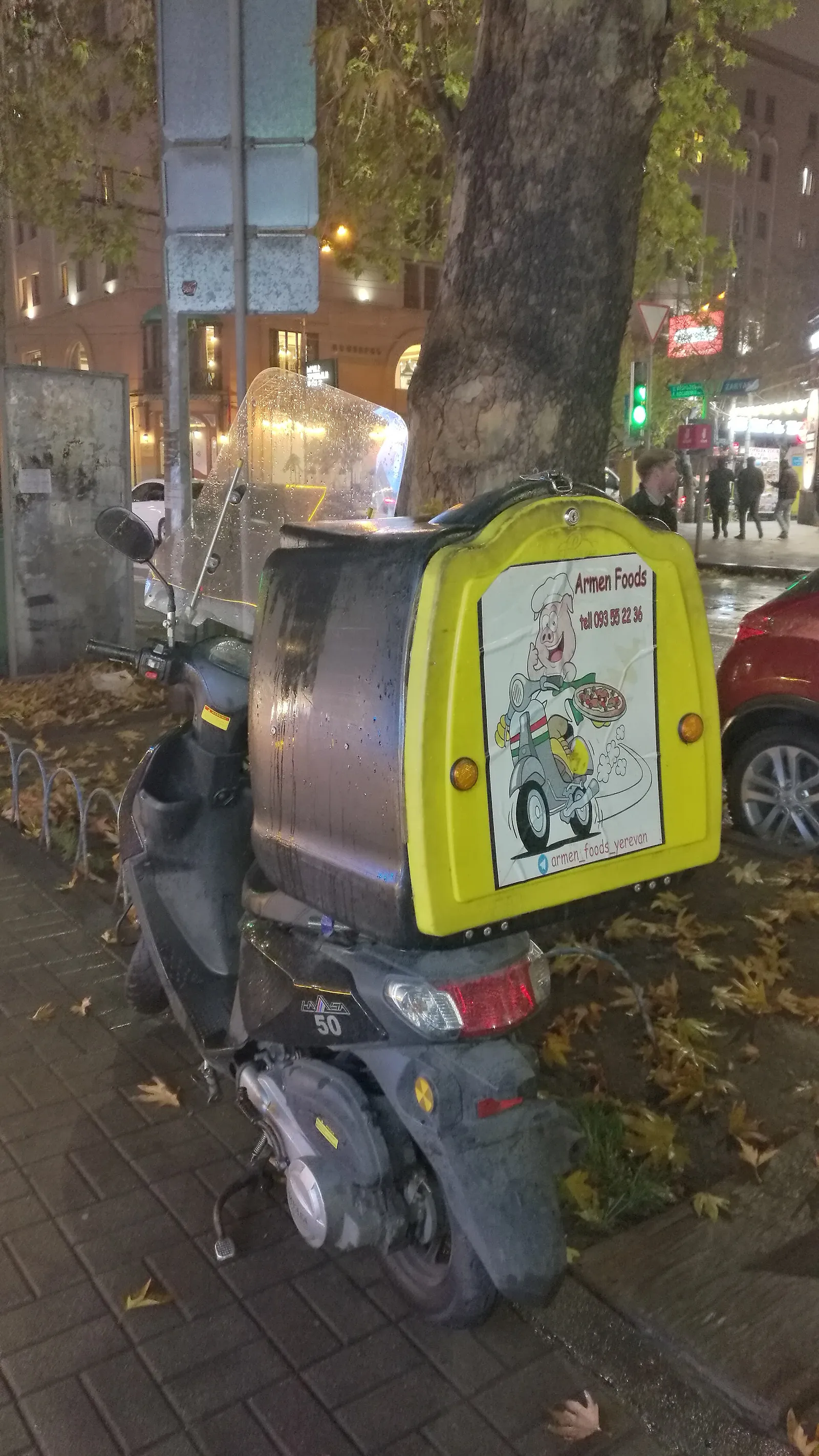 Uno scooter per le consegne di cibo a domicilio
