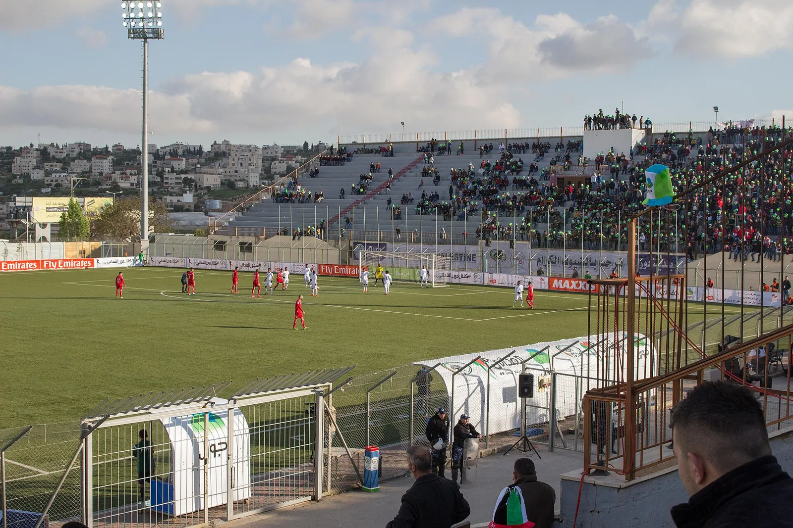 Tifosi su una tribuna di uno stadio di calcio