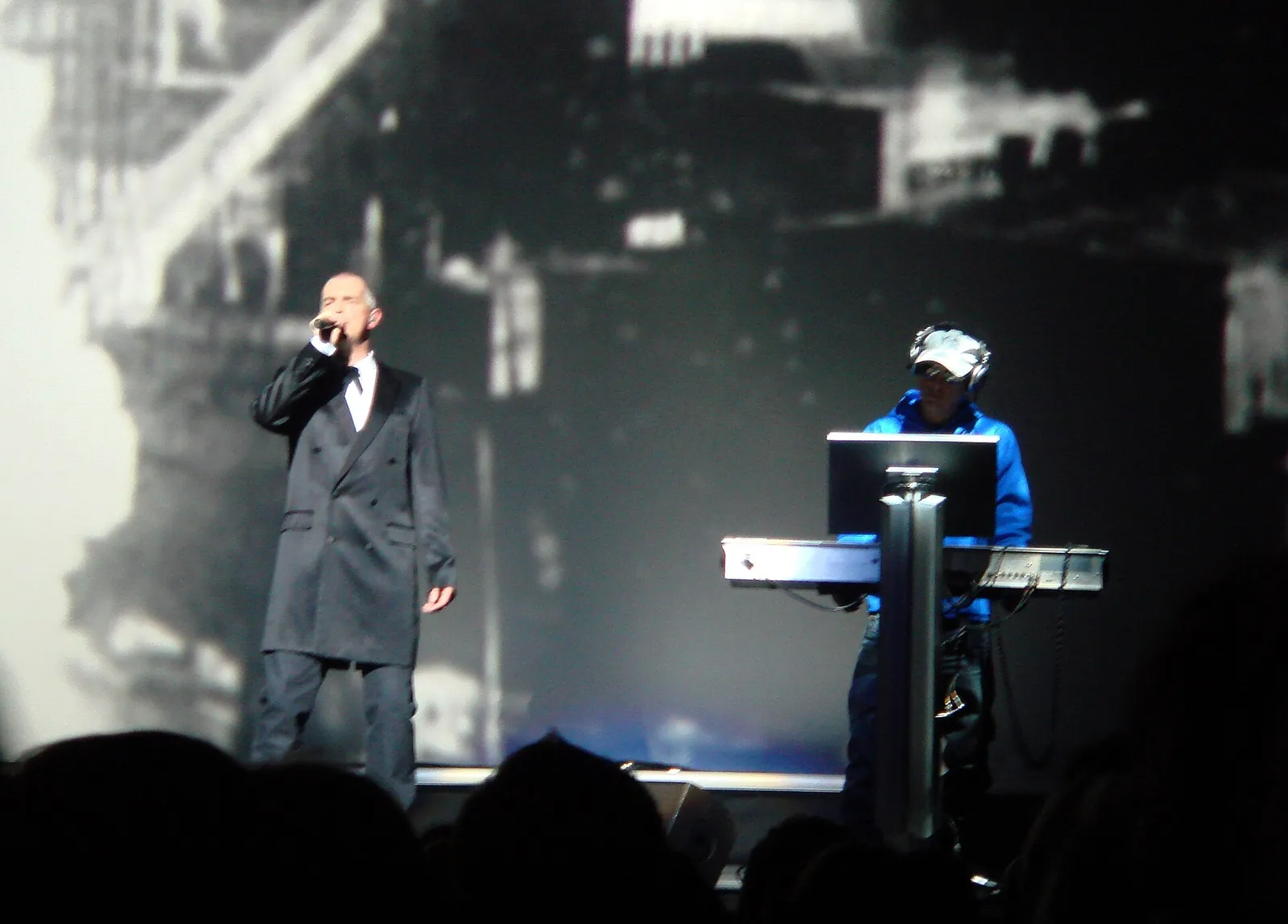 I Pet Shop Boys durante un concerto