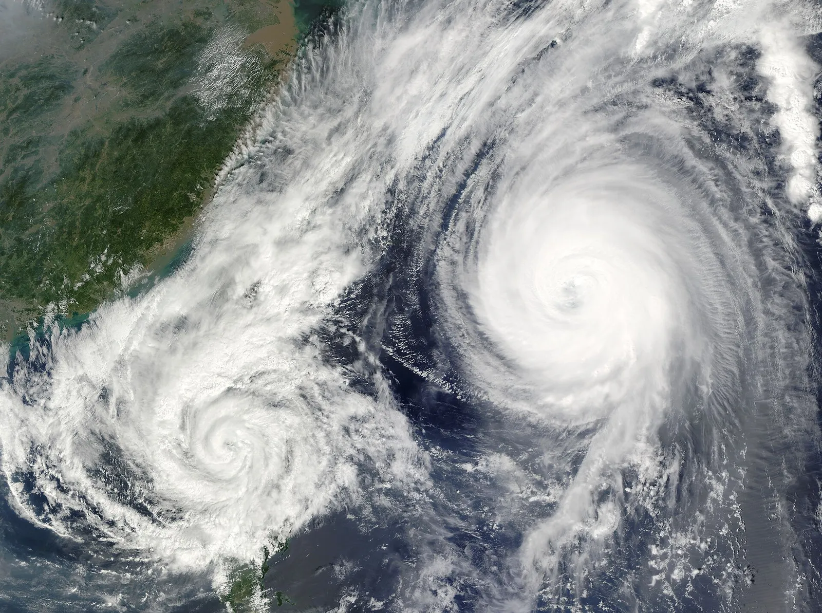 Immagine satellitare di tempeste tropicali in avvicinamento al Giappone