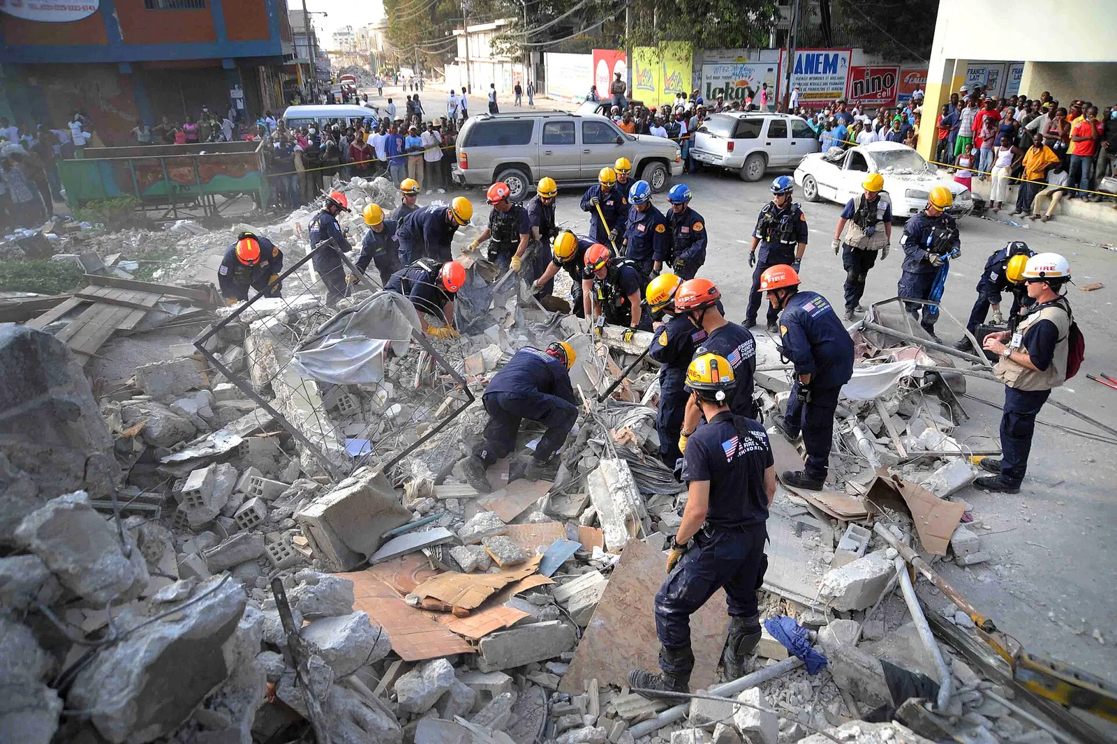 Una squadra di soccorso al lavoro su un edificio crollato
