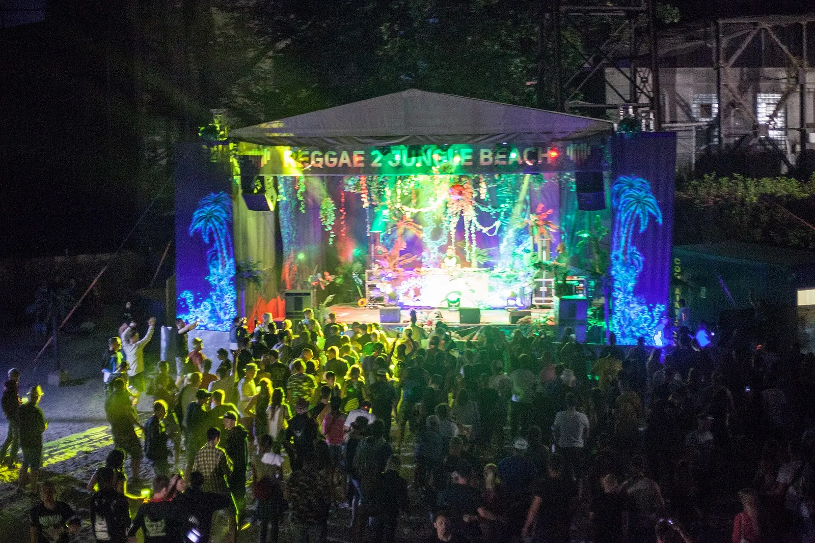 Un concerto reggae su un palco all'aperto
