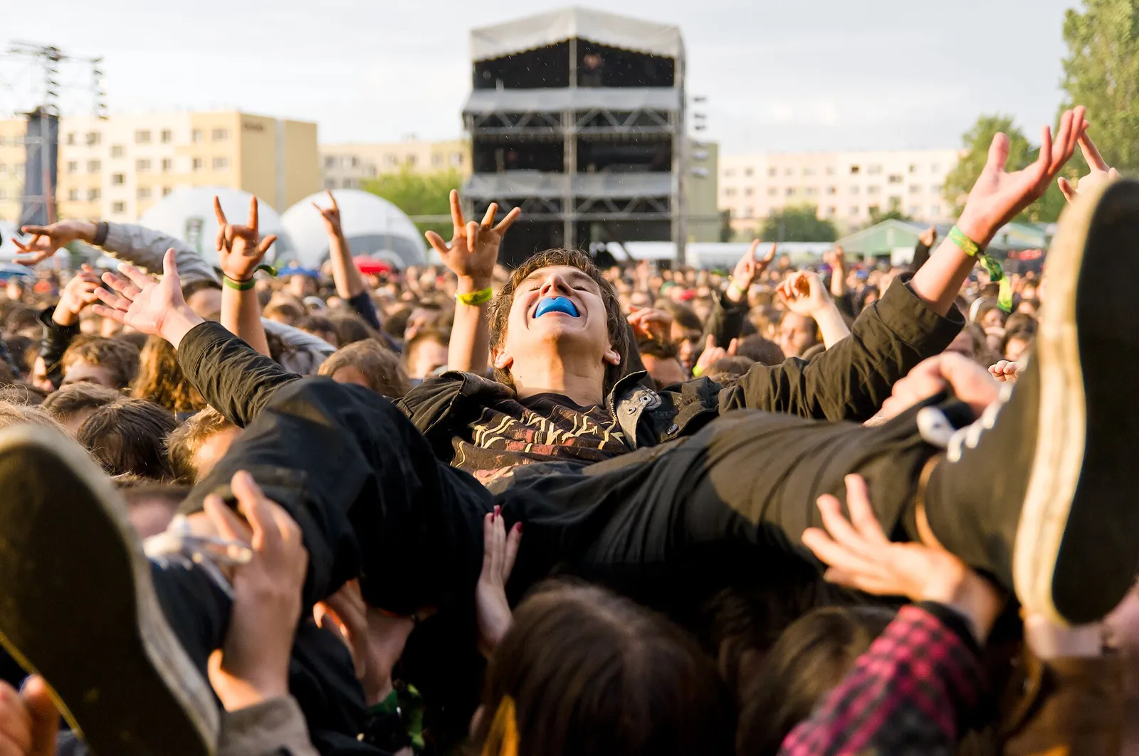 Il pubblico di un concerto all'aperto