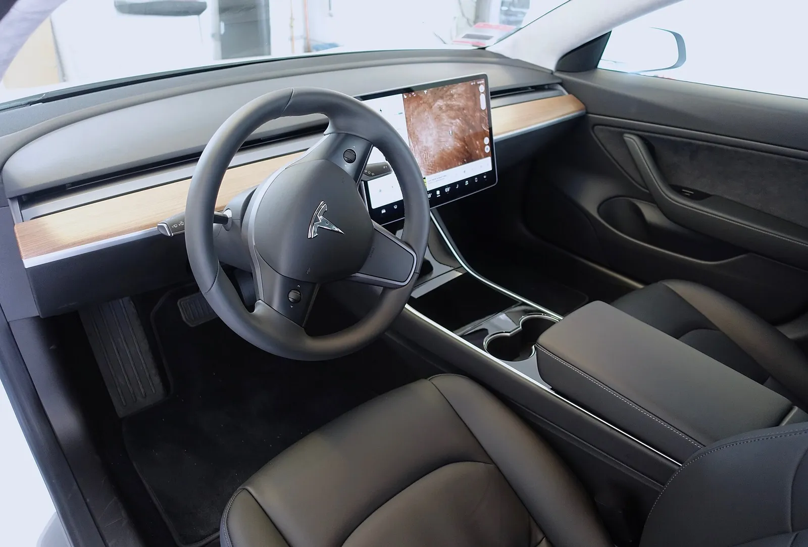 L'abitacolo di una Tesla Model 3 con lo schermo centrale