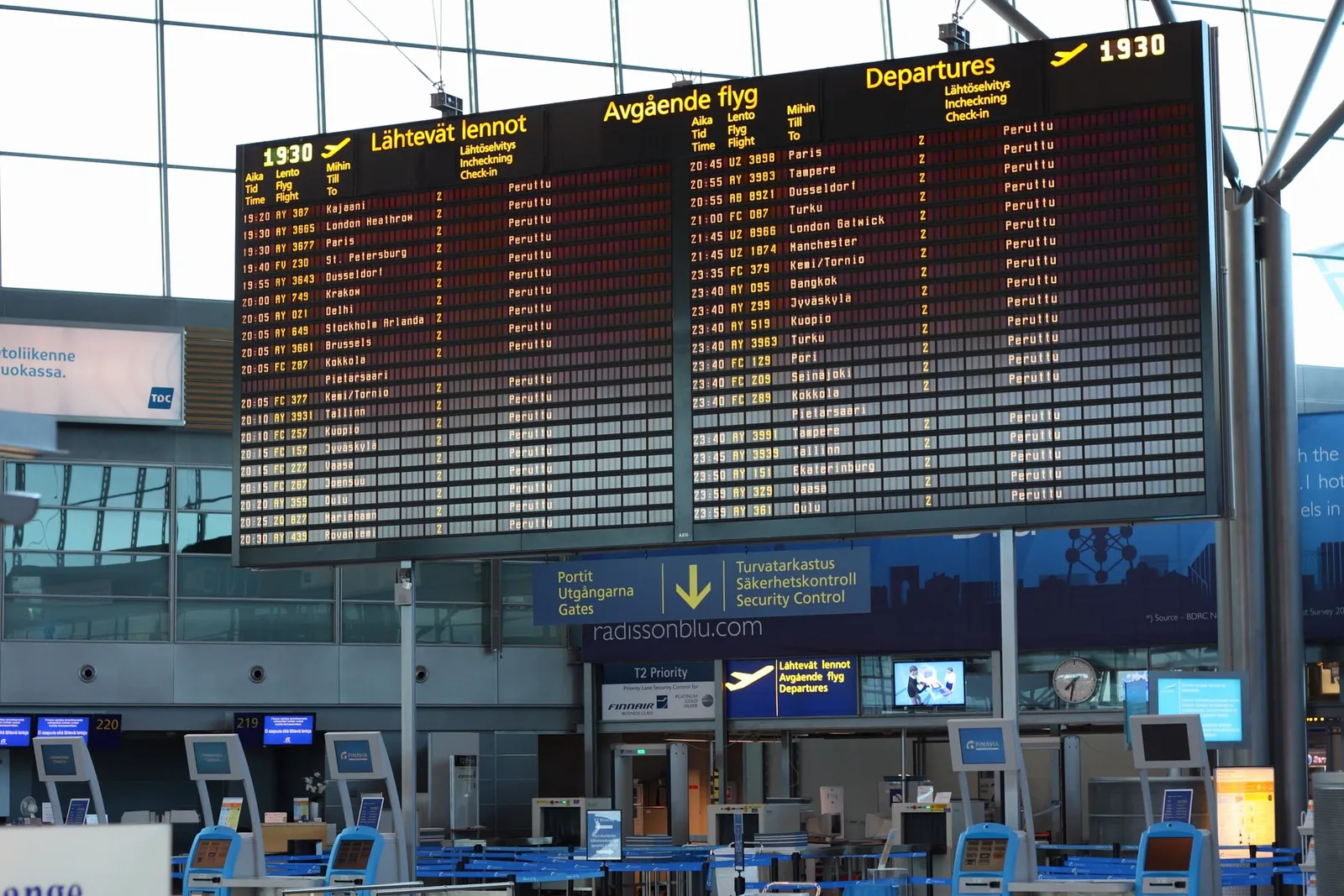 Il tabellone delle partenze di un aeroporto