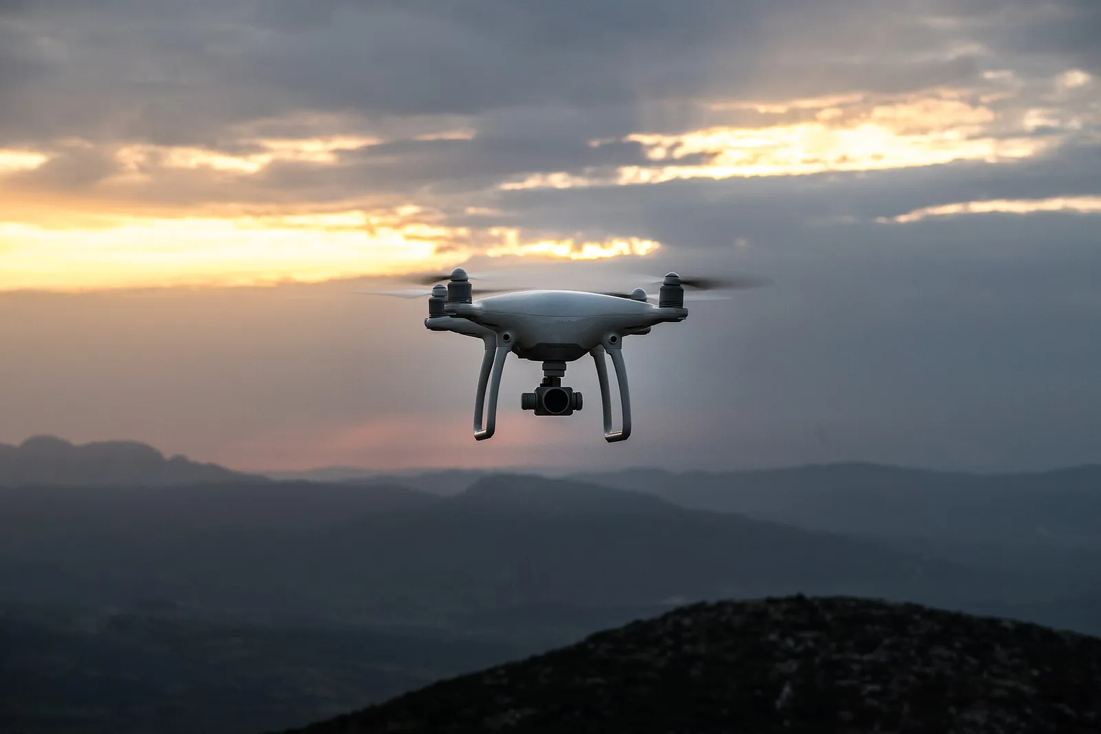 Un drone quadricottero in volo (immagine di contesto)