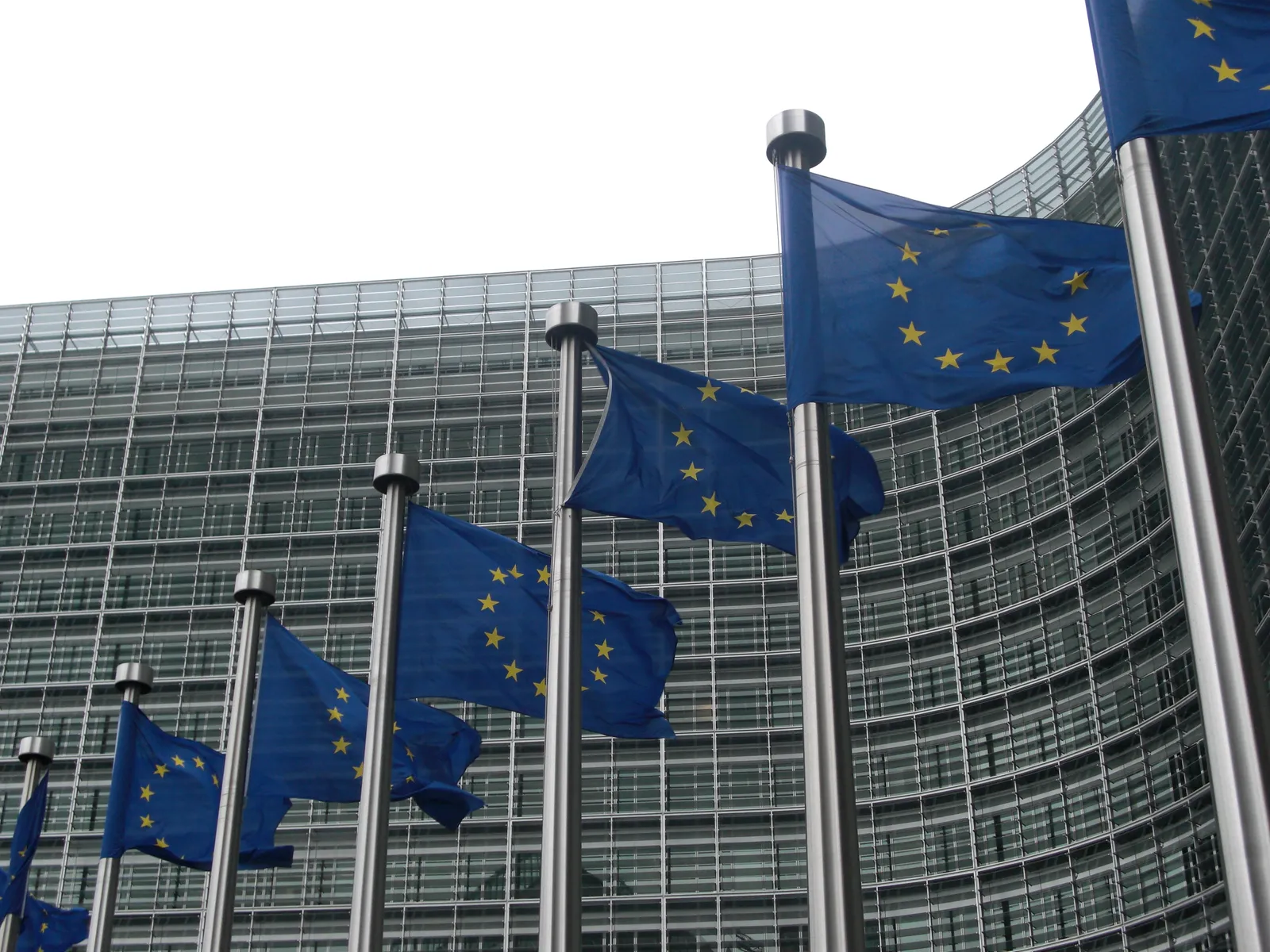 Le bandiere dell'Unione Europea davanti alla Commissione a Bruxelles (immagine d'archivio)