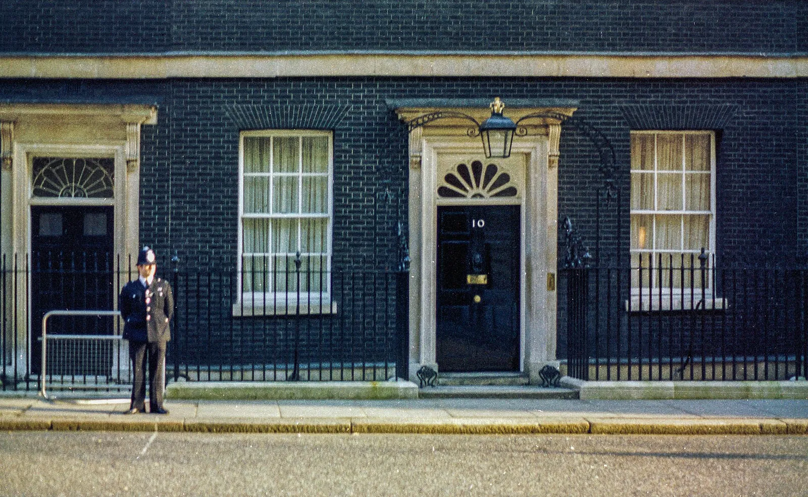 L'ingresso del numero 10 di Downing Street, residenza del primo ministro britannico