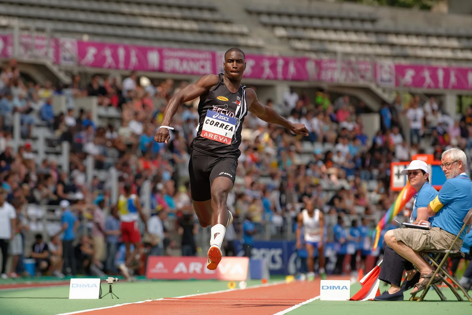 Un atleta impegnato nel salto triplo