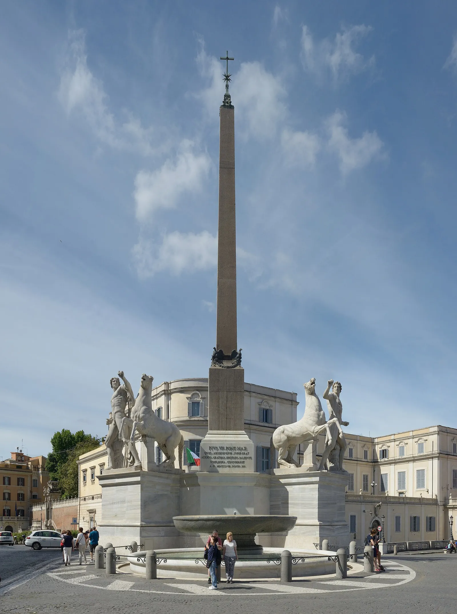 Piazza del Quirinale a Roma, con la fontana dei Dioscuri e il palazzo sede della Presidenza della Repubblica