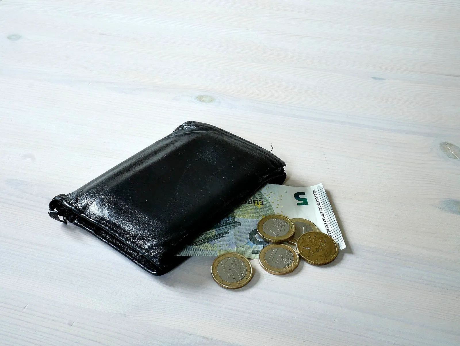 Un portafoglio con banconote