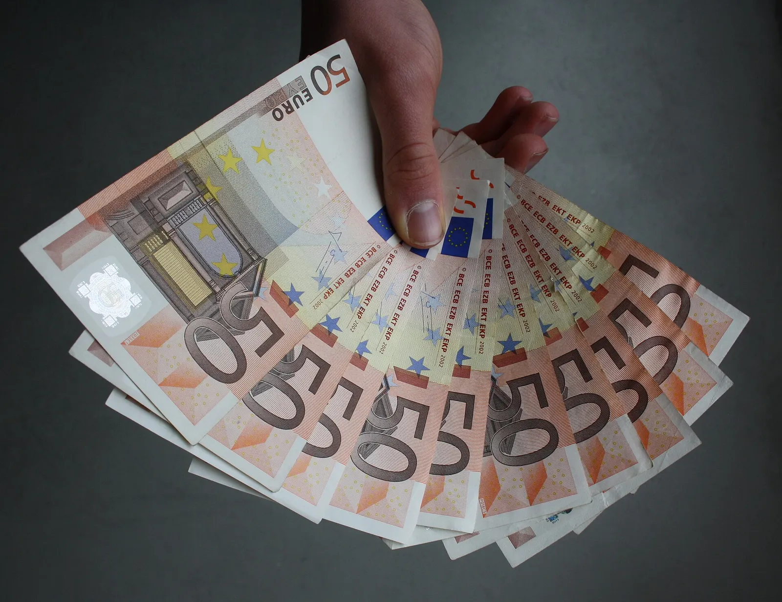 Alcune banconote da 50 euro tenute a ventaglio in una mano