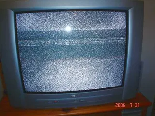 Un televisore a schermo piatto in salotto
