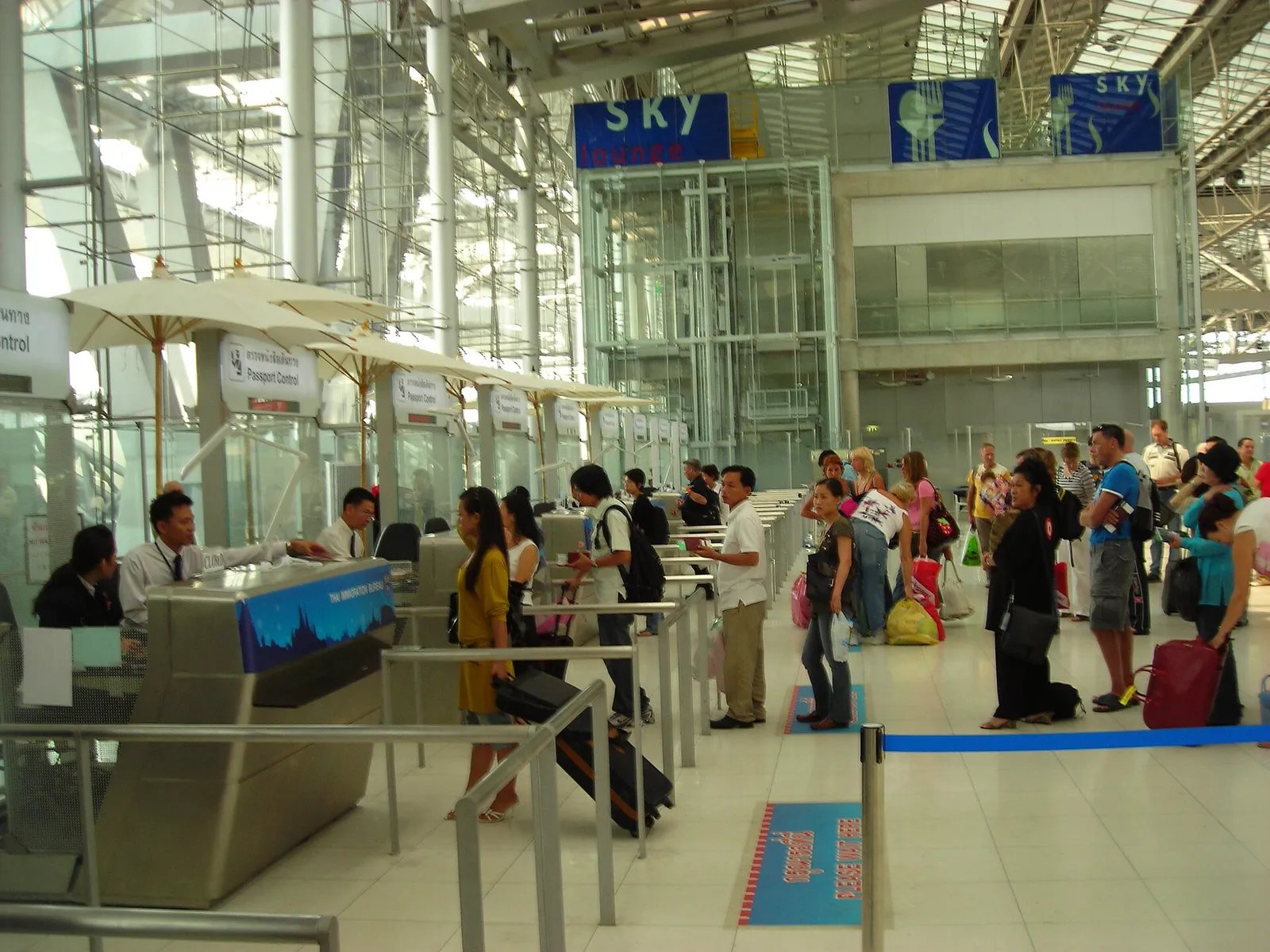 Un'area di controllo passaporti in un aeroporto (immagine di contesto)