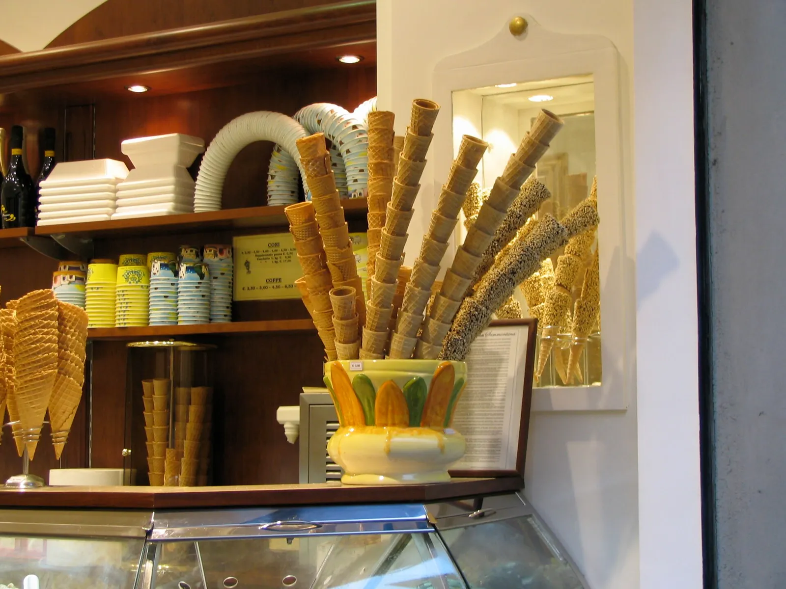 Coni di gelato artigianale in una gelateria di Firenze