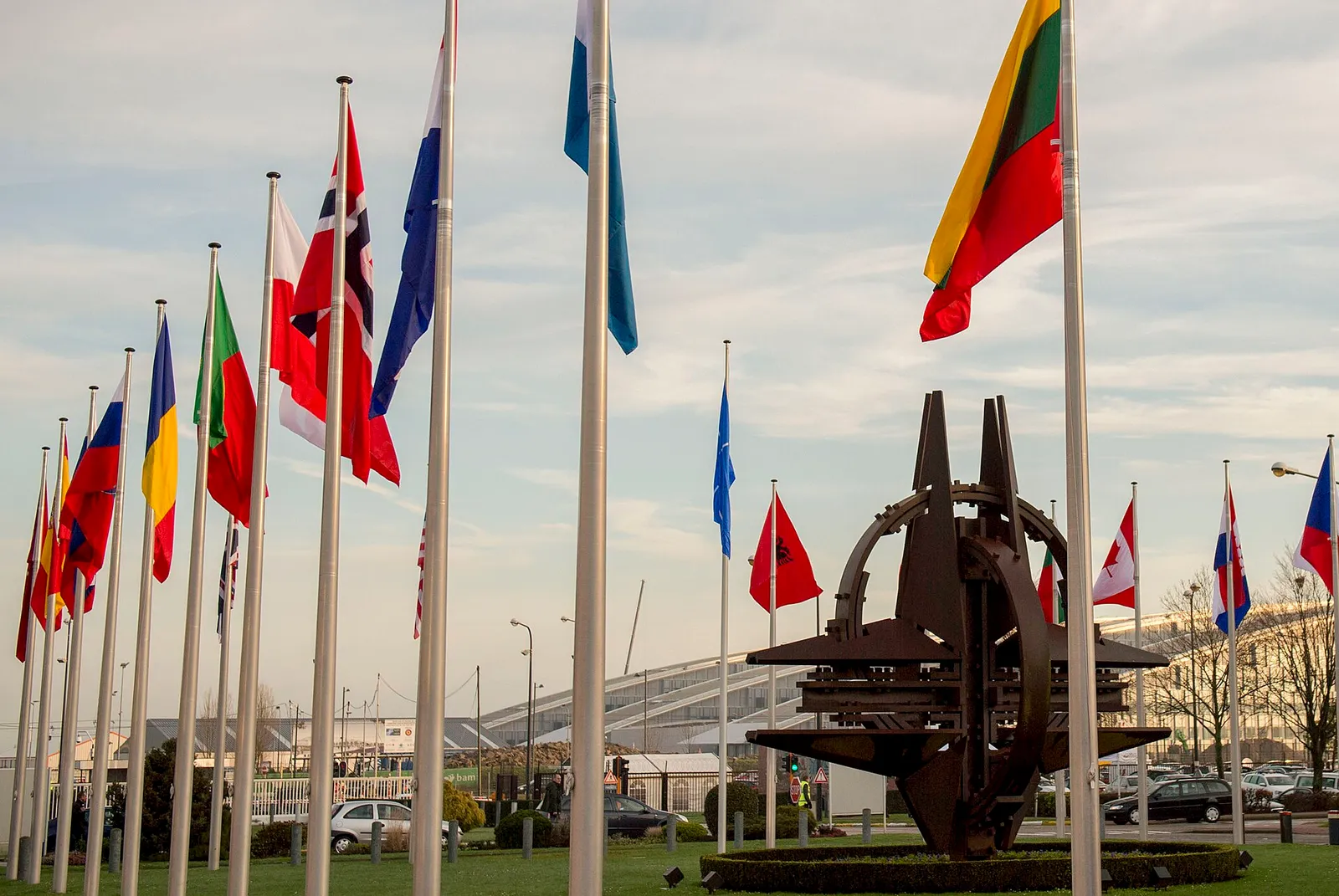 Le bandiere dei Paesi della NATO all'ingresso del quartier generale a Bruxelles