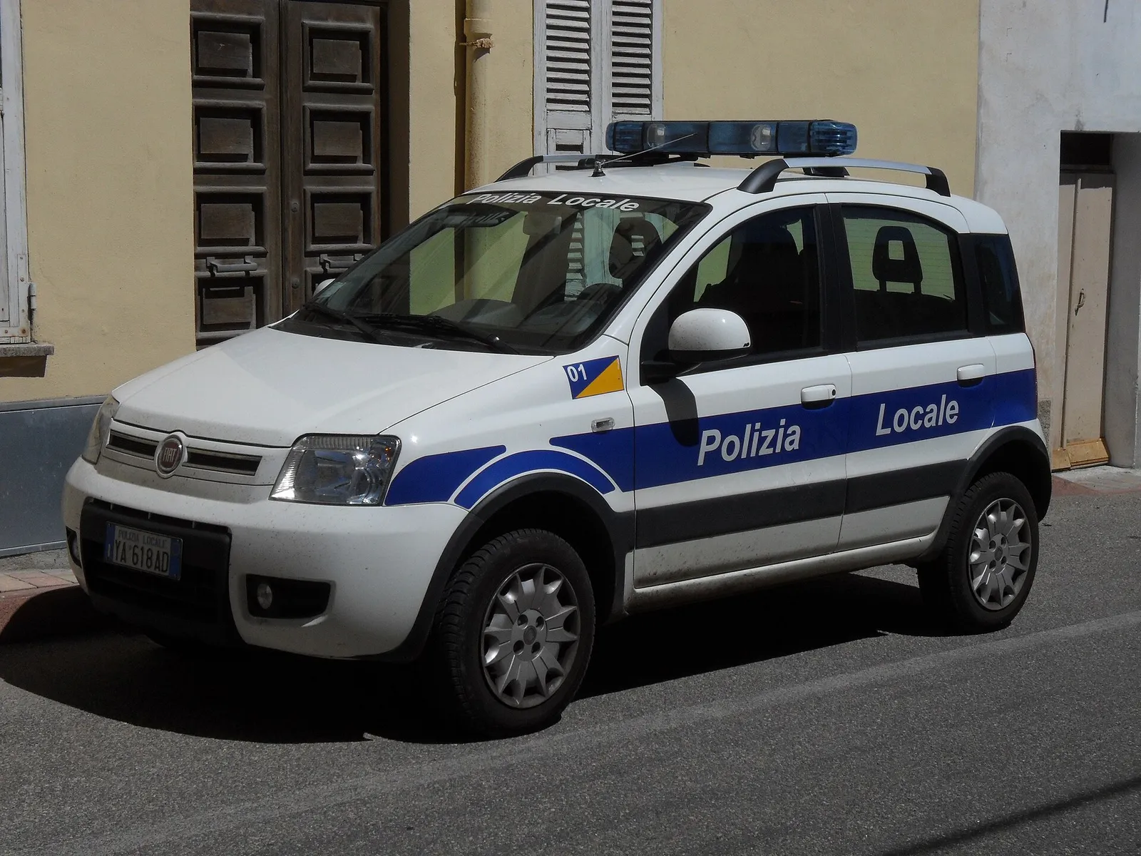Un'auto della Polizia locale