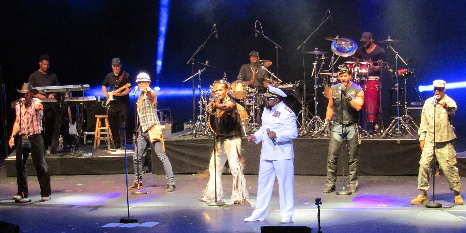 I Village People durante un concerto