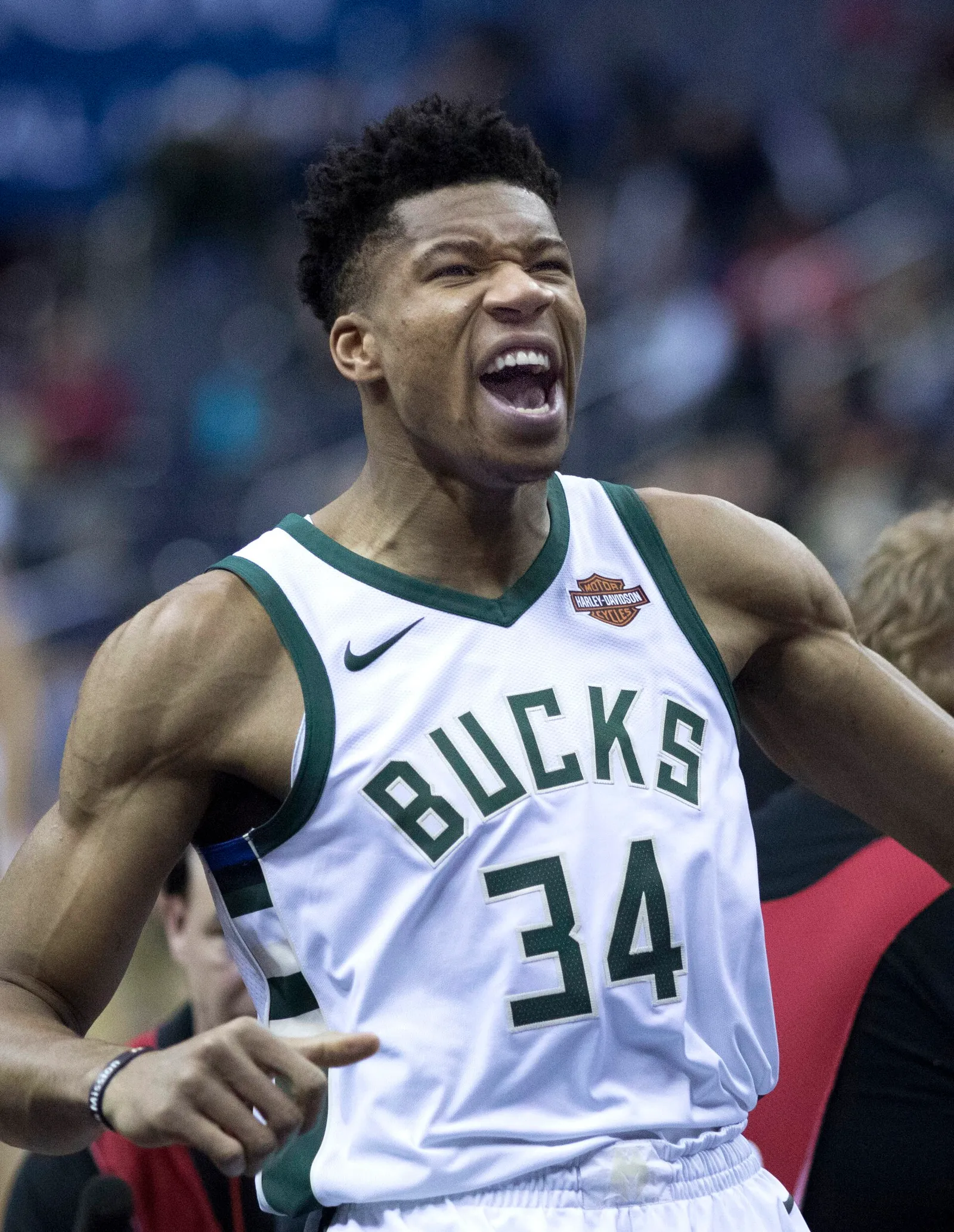 Giannis Antetokounmpo con la maglia dei Milwaukee Bucks