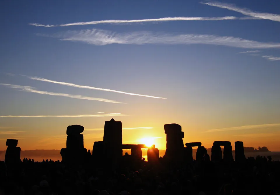 Alba del solstizio d'estate su Stonehenge