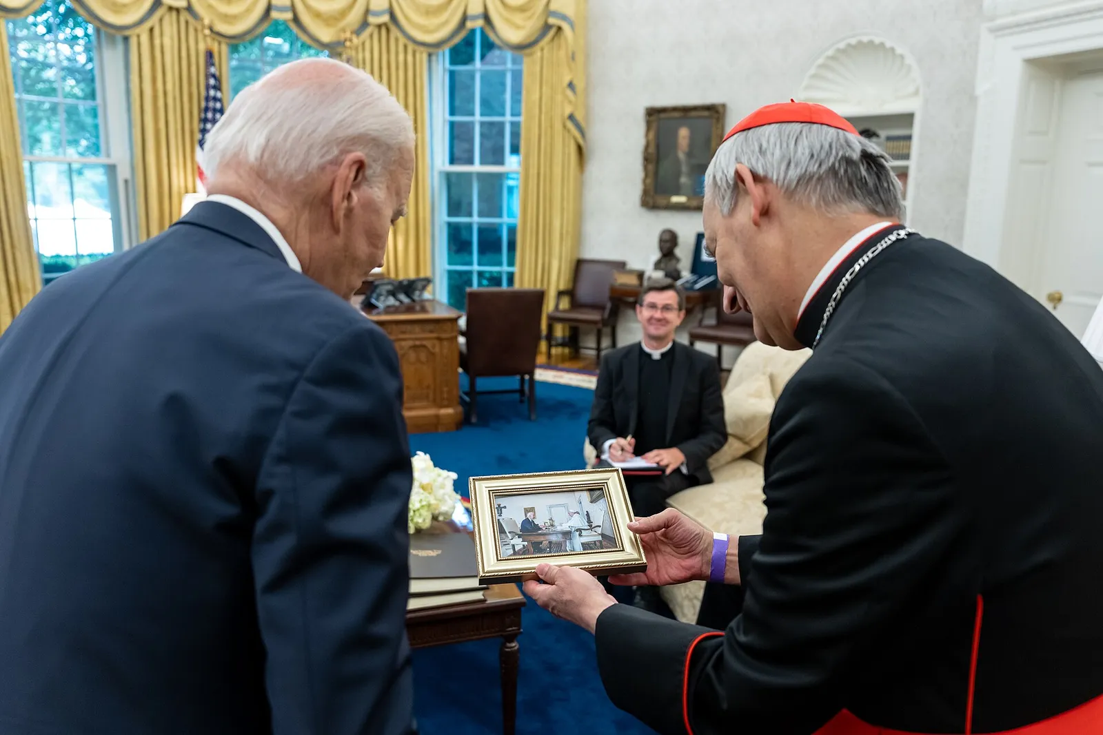 Il cardinale Matteo Zuppi durante un incontro diplomatico