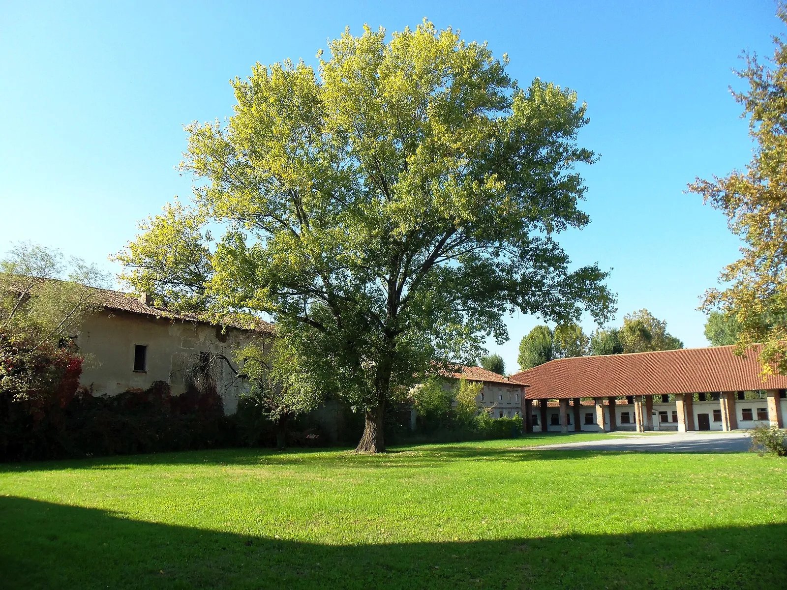 La corte interna della Cascina Monluè a Milano