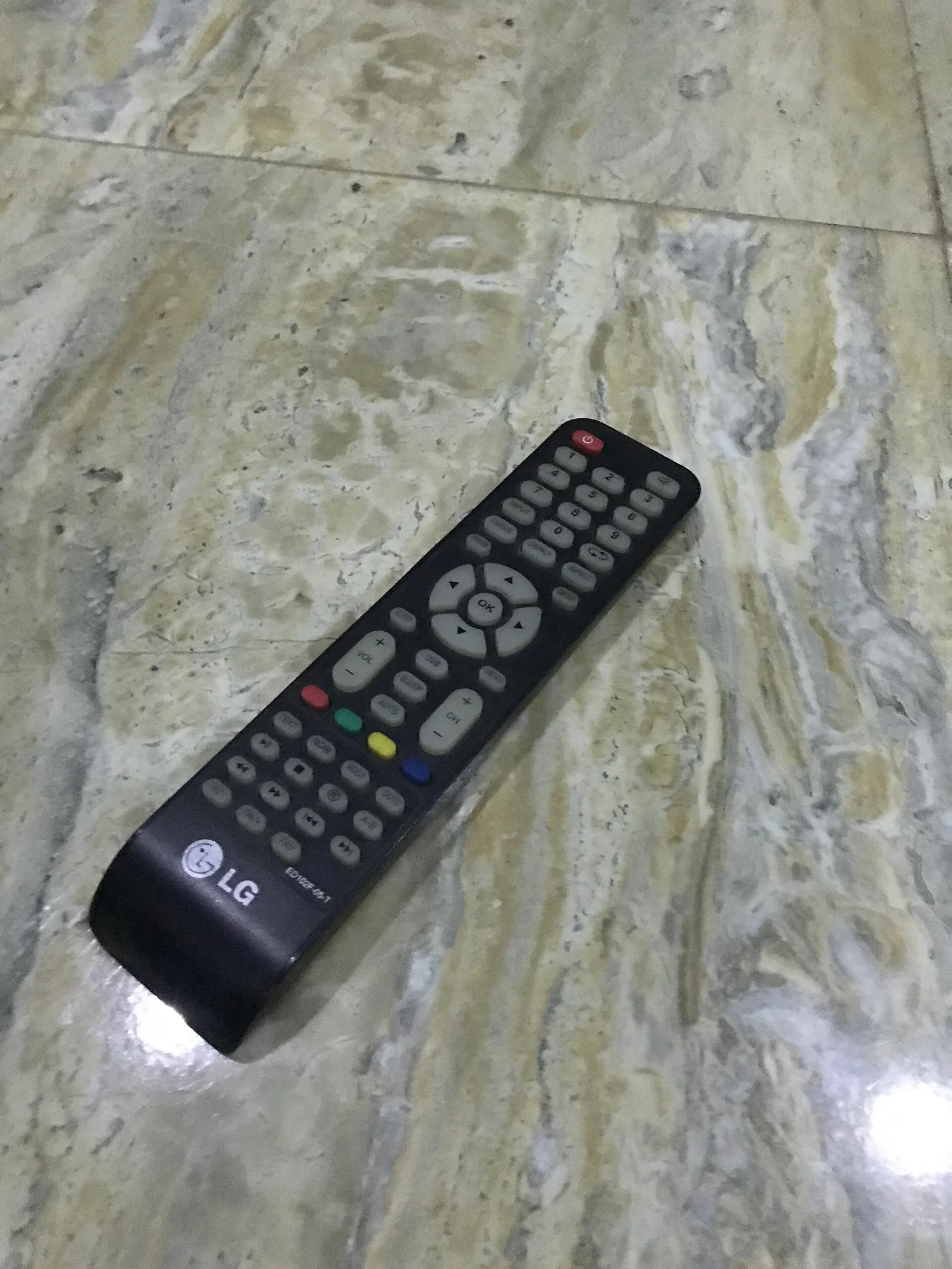 Un telecomando puntato verso un televisore