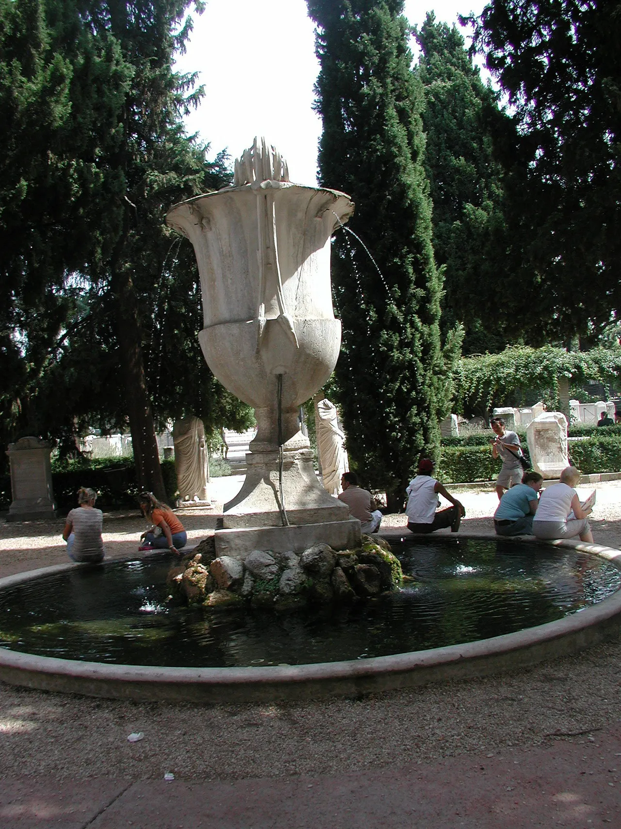 Una fontana in città durante l'estate (immagine d'archivio)