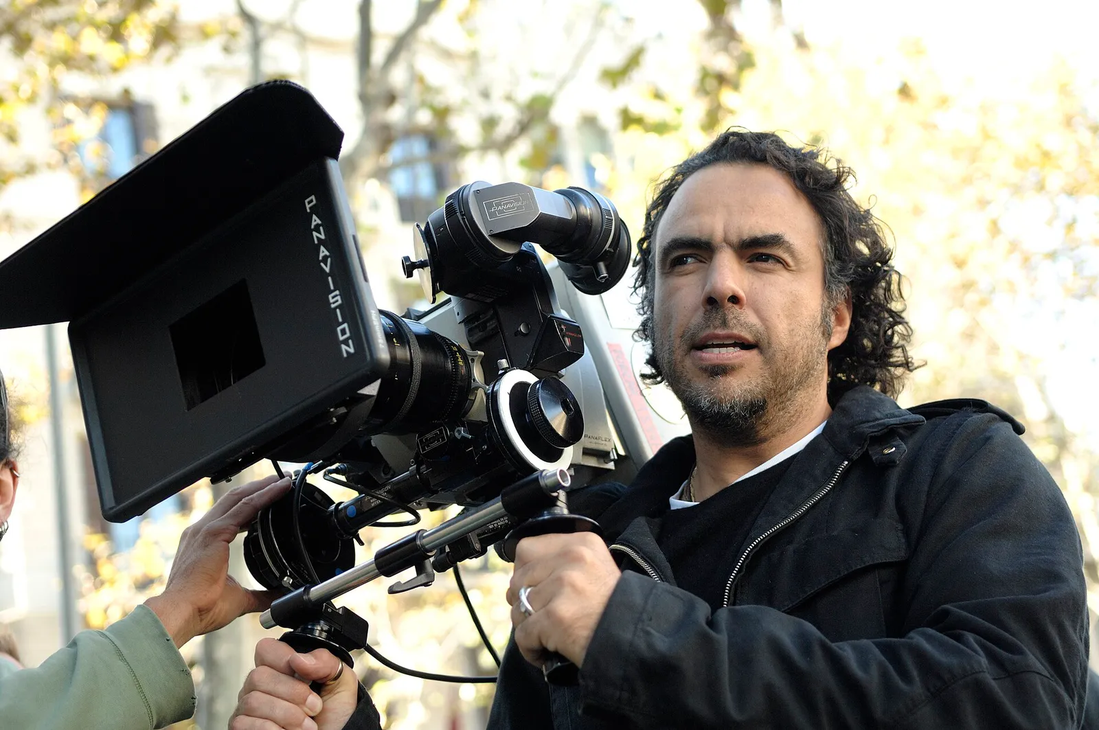 Il regista Alejandro González Iñárritu con una macchina da presa sul set