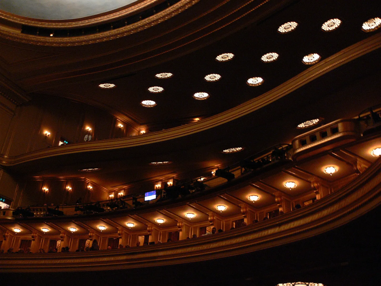 La sala di un teatro vista dai livelli superiori