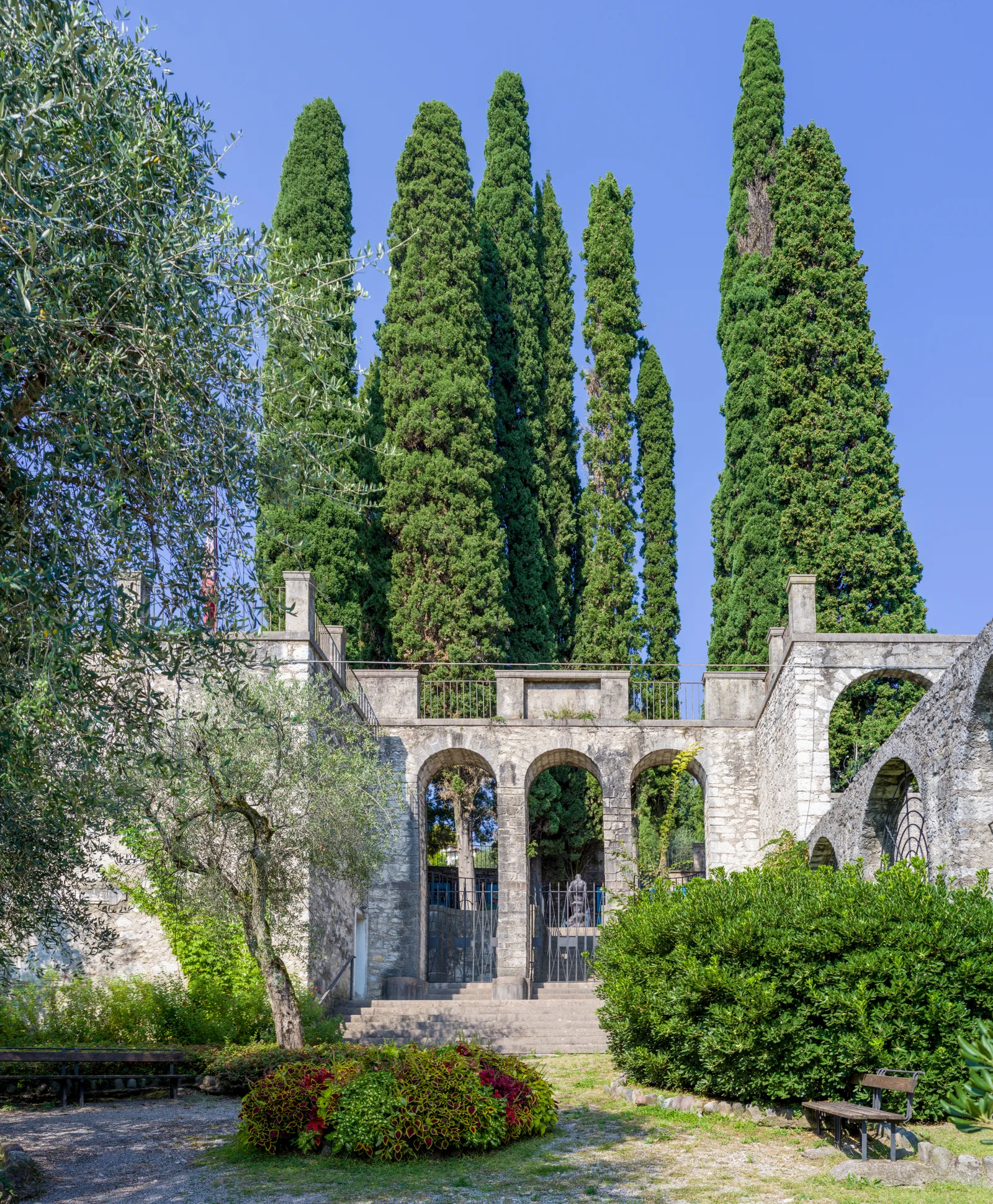 Le arcate d'ingresso del Vittoriale degli Italiani a Gardone Riviera