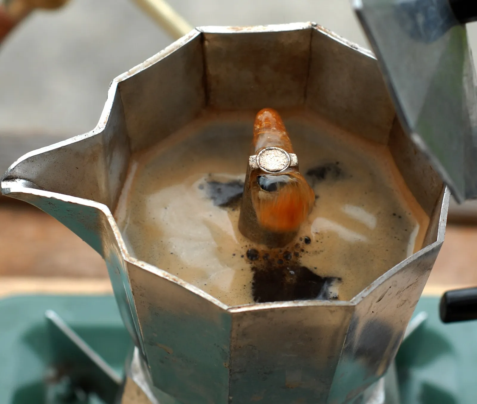 Una caffettiera moka sul fornello