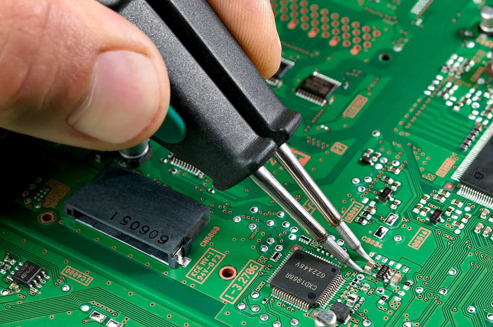 Saldatura di un componente su un circuito stampato