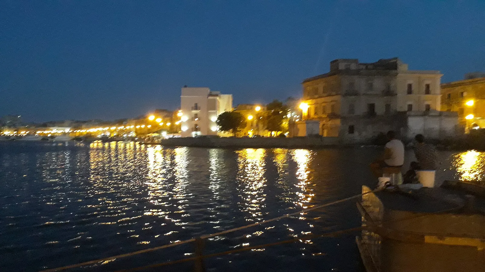 Veduta notturna della città vecchia di Taranto dal mare