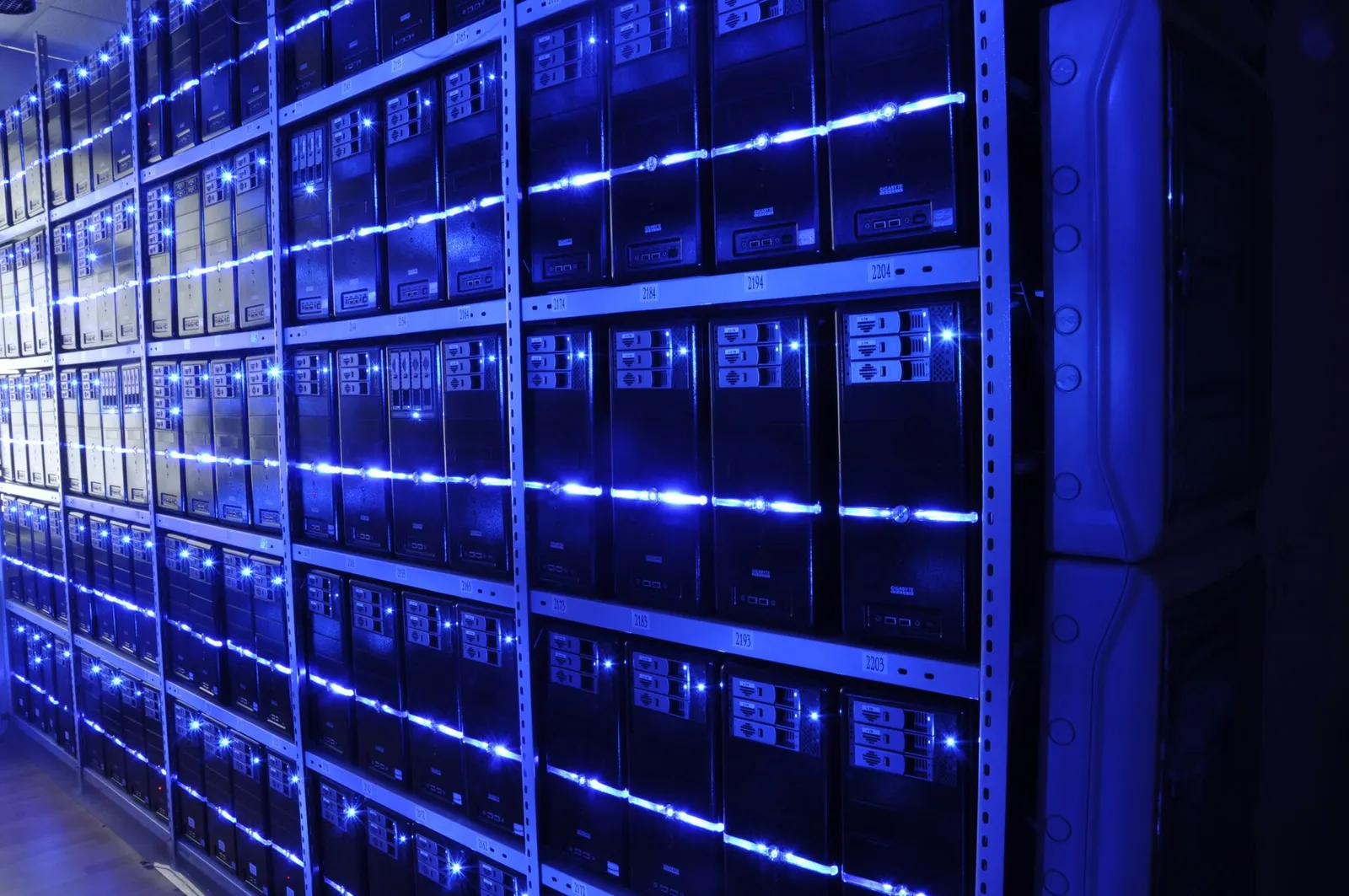 Corridoio di un data center con file di server