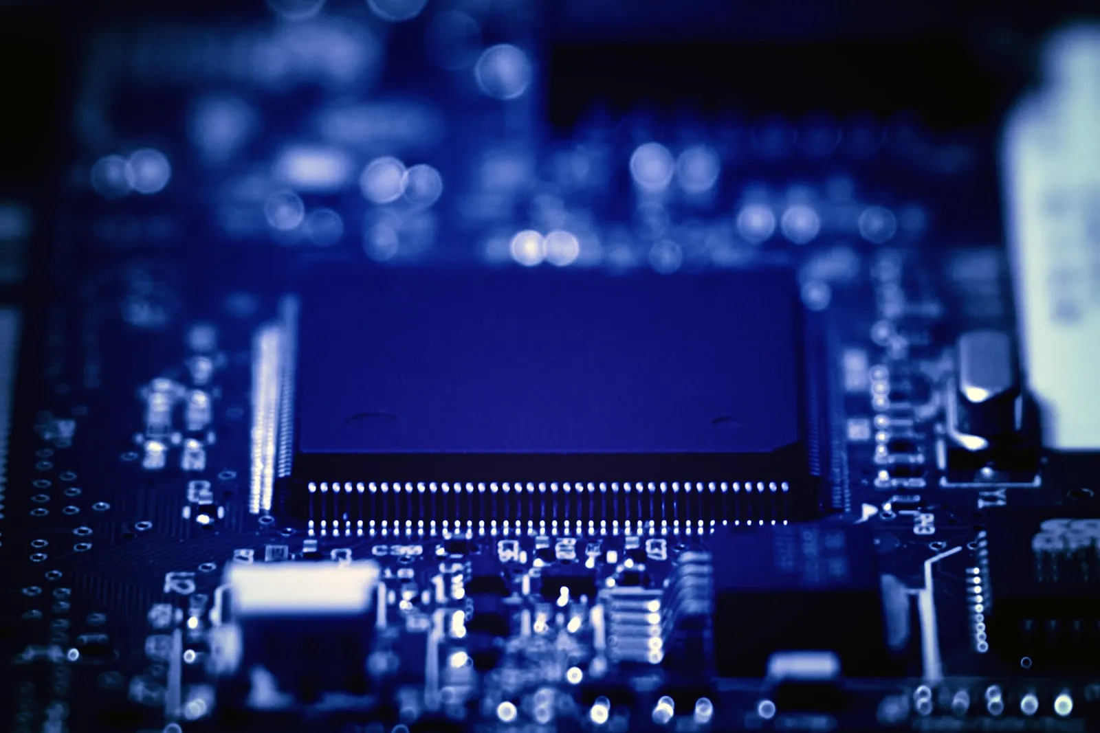 Un circuito elettronico in primo piano (immagine di contesto)