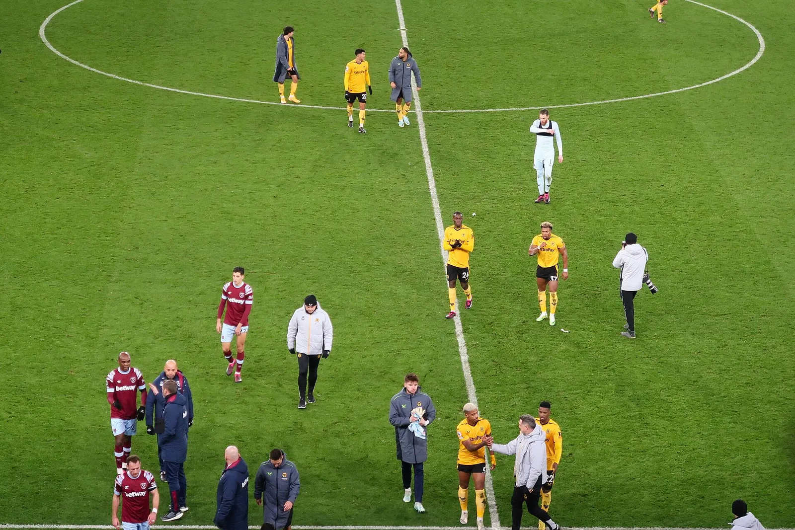 Uno stadio di calcio gremito durante una partita