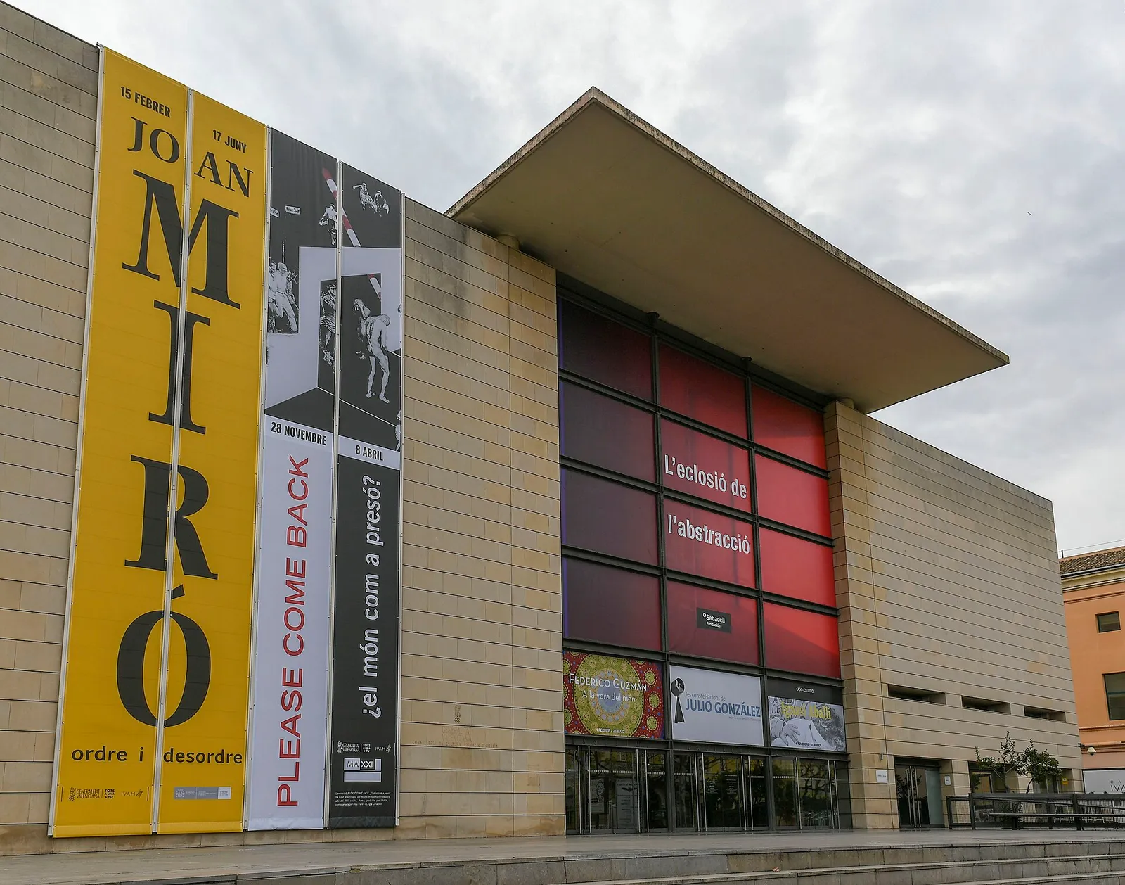 La facciata dell'IVAM, museo d'arte moderna di Valencia