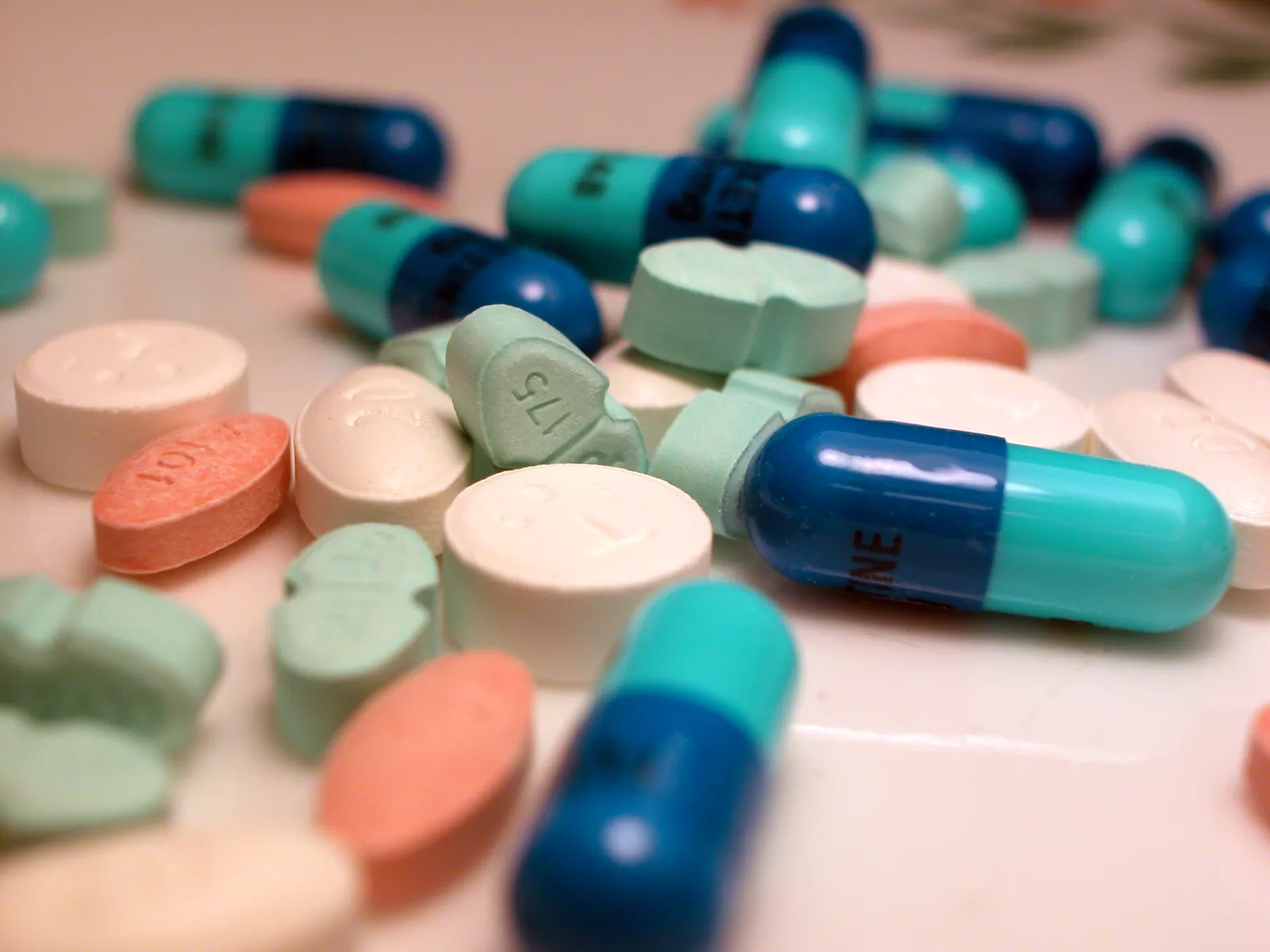 Diverse compresse e capsule di farmaci