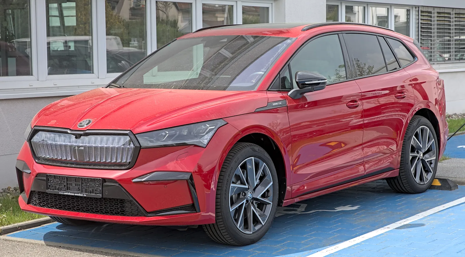 Un SUV elettrico Škoda (modello Enyaq, della stessa famiglia della Peaq)