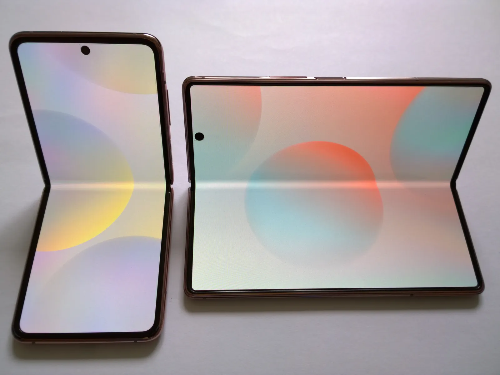 Uno smartphone pieghevole (modello Samsung, immagine illustrativa)