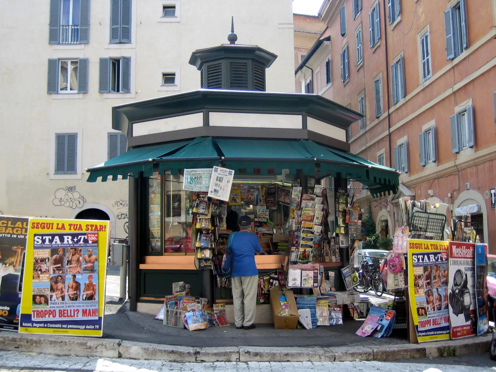 Un'edicola italiana con giornali e riviste