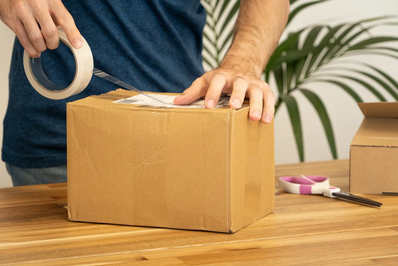 Etichetta applicata su un pacco per la spedizione