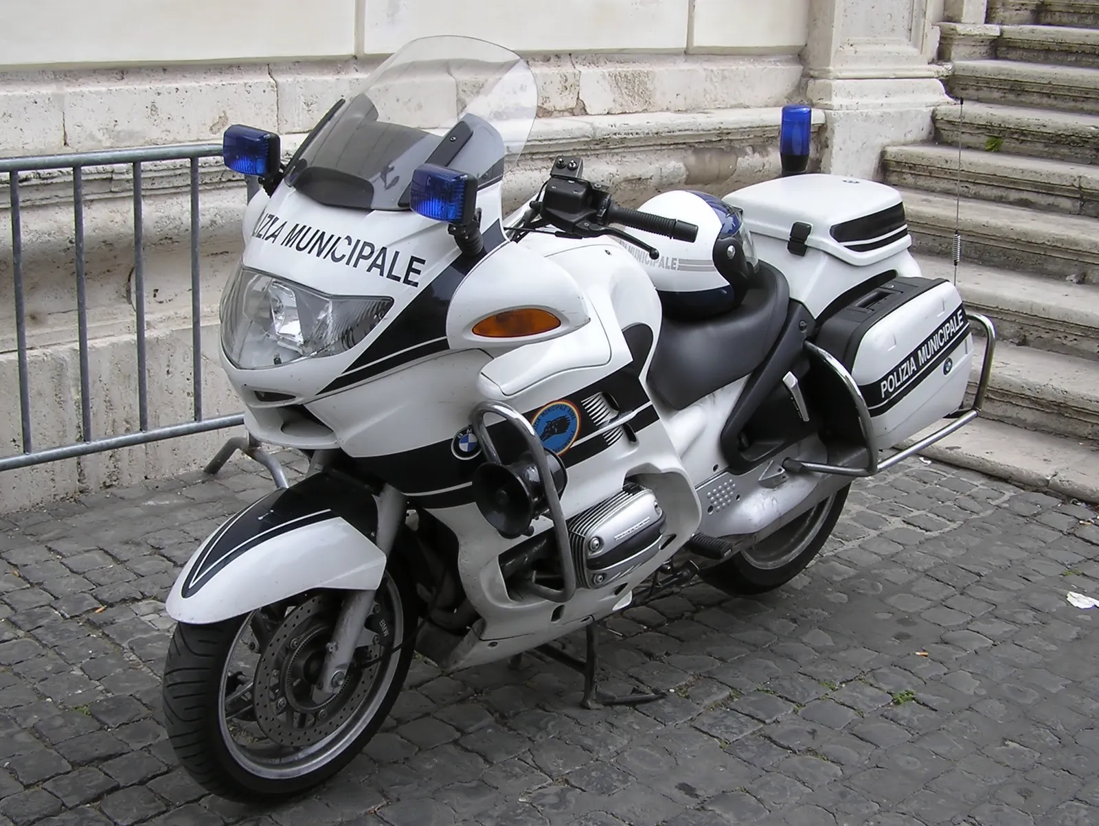 Una motocicletta della polizia municipale italiana